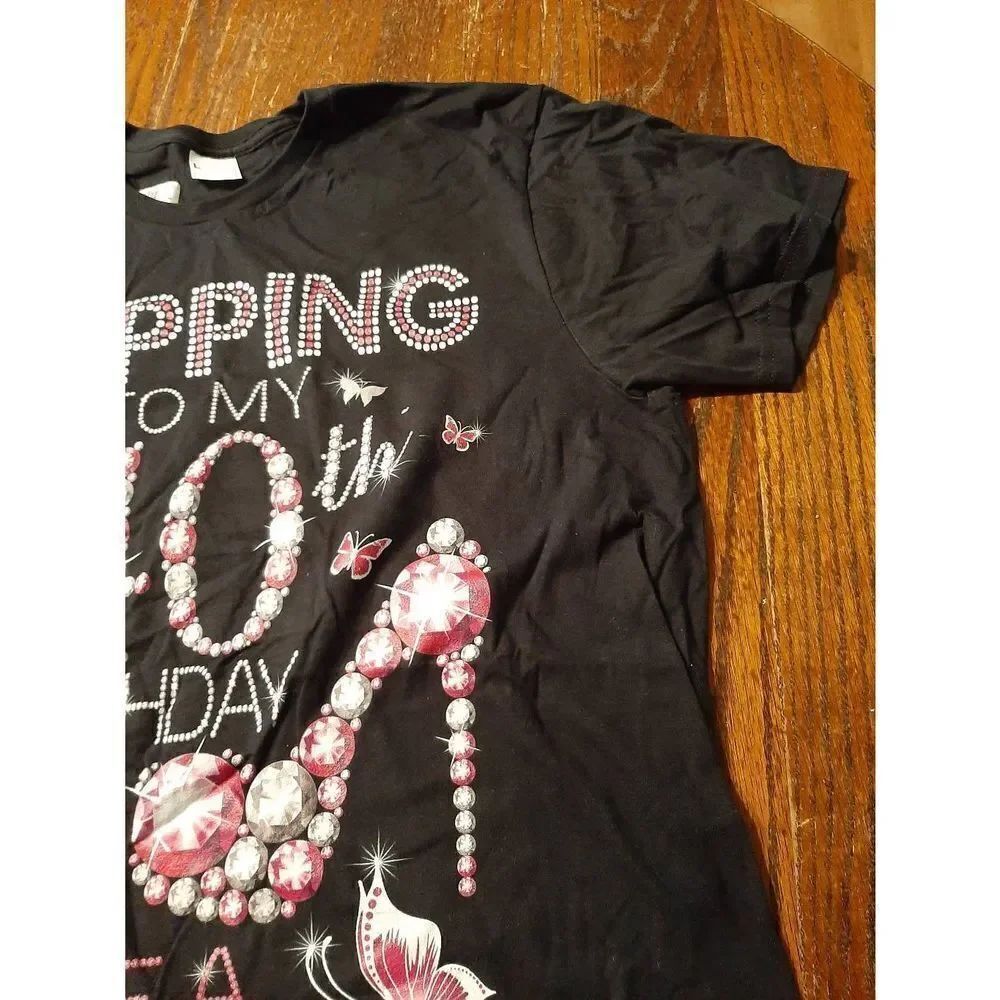 New Large Stepping Into 40th Birthday Like A Queen Short Sleeve Tee T-Shirt NWT - Picture 4 of 4